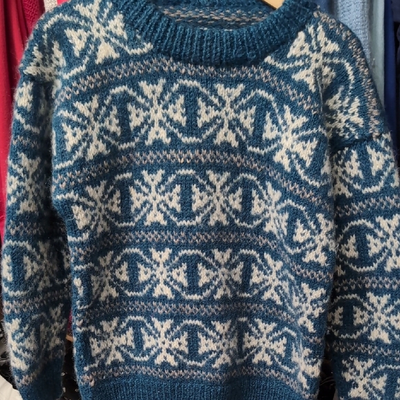 Icelandic Wool Vintage Handmade Blue & White Floral Sweater - Picture 4 of 8